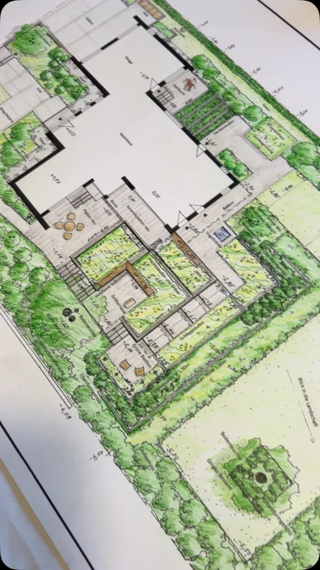 Frische Ideen für einen alten Garten.
Das Makeover für den Bungalow aus den achtziger Jahren wird formal und klar. Dazu setze ich üppige Staudenpflanzungen und Formgehölze als Kontrast. Hohe überalterte Koniferen müssen weichen und den Blick in die Weite freigeben. Ich befreie den Garten und verbinde ihn mit der Landschaft.

#gartengestaltung #gartenliebe #gärten #gartendesign #staudengarten #gartenarchitektur